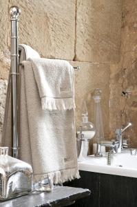利萨克叙尔库兹立萨克城堡酒店的浴室设有挂在水槽上的毛巾