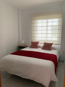 埃尔帕索7tierras的一间卧室设有一张大床和窗户