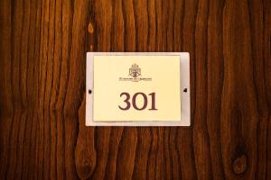罗马卡普其尼酒店的切换到木墙上,有数字