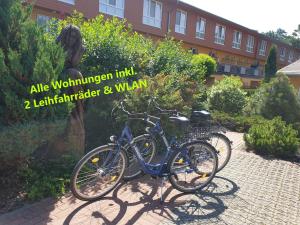 岑平Ostseepark的停放在大楼前的两辆自行车