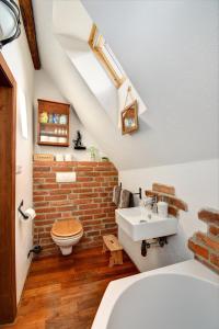 普拉哈季采Apartmán u Brány的一间带水槽和砖墙的浴室
