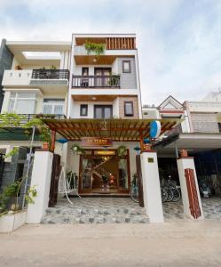 会安Hoi An Impression Homestay的商店前有遮阳篷的建筑物