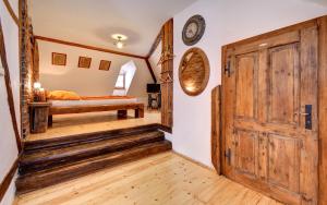 普拉哈季采Apartmán u Brány的一间设有木门和床的房间