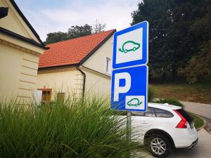Bizeljsko伊思特尼克别墅的停在停车场标志旁的汽车,带有猪牌