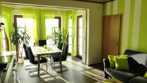 温特贝格Ferienwohnung Dunja的客厅设有绿色的墙壁和桌椅