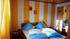 温特贝格Ferienwohnung Dunja的一间卧室配有一张蓝色和白色条纹的床