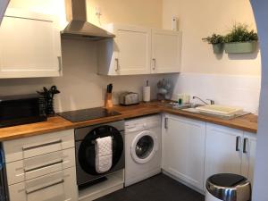 南安普敦10号服务公寓 - 丹尼斯的厨房配有洗衣机和水槽