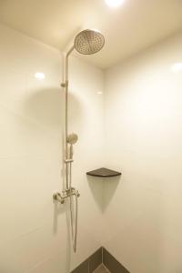 南邦Lampang Residence的带淋浴的浴室