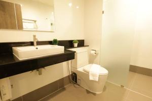 南邦Lampang Residence的浴室配有白色卫生间和盥洗盆。