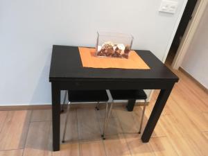 蒙达卡Apartamento tranquilo y luminoso的一张黑桌,上面放着一碗贝壳