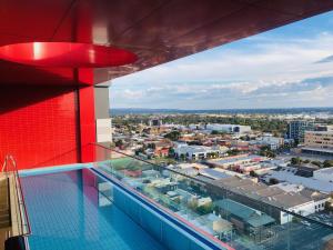 阿德莱德Central Escape @ Adelaide CBD的从大楼的顶部可欣赏到城市美景