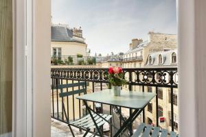 巴黎法兰西学院酒店的阳台上的花瓶桌子