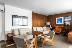 库里提巴诺玛酒店的客厅配有沙发和桌椅