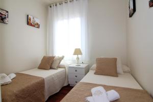 巴塞罗那Classbedroom Fira Business Apartment的小型客房 - 带2张床和窗户