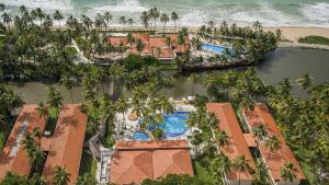 马塞约Jatiuca Hotel & Resort的享有带游泳池和海洋的度假村的空中景致
