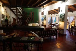 Chicoana芬卡玛格丽特乡村民宿的客厅配有沙发和桌子