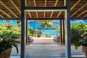 Johnsons PointCocobay Resort Antigua - All Inclusive - Adults Only的海景木门廊