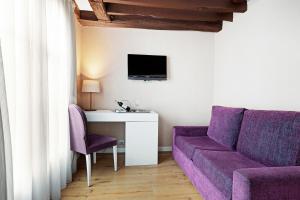 巴黎Exe Paris Centre的客厅配有紫色沙发和桌子