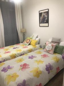 洛格罗尼奥Casa Jardín的一间卧室配有两张鲜花床。