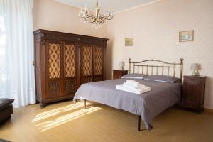 拉莫拉Bed & Roses Meni的一间卧室配有一张床和一个吊灯