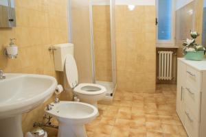 拉莫拉Bed & Roses Meni的浴室配有卫生间、盥洗盆和淋浴。