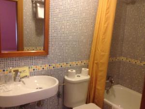 阿维莱斯塞拉芬膳食公寓的一间带水槽、卫生间和镜子的浴室