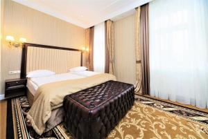 里加格特鲁德瑞克斯韦尔酒店的酒店客房设有一张床和一个大窗户