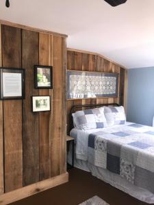 纳奇兹Riverboat Bed & Breakfast的一间卧室配有一张木墙床