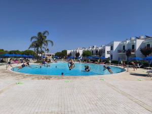 圣伊西多罗塞娃吉奥港度假酒店的一群人在游泳池玩耍