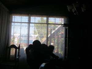 San Antonio PalopóHotel Nuestro Sueño的坐在窗前的人的轮廓