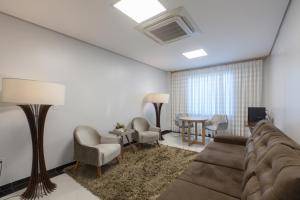 里约布兰科Villa Rio Branco Hotel Concept的客厅配有沙发、椅子和桌子