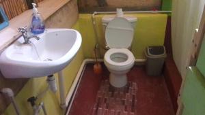 罗索Ti Kwen Glo Cho的一间带水槽和卫生间的小浴室