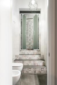 诺瓦拉B&B Mazzini15的一间带卫生间、水槽和镜子的浴室