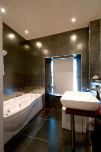 沃伦波因特韦斯特登酒店的带浴缸和盥洗盆的大浴室