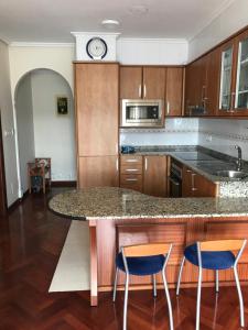 Apartamento acogedor con vistas en Santa Cristina的厨房或小厨房