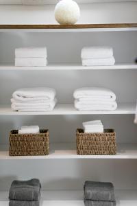 伊普尔Cottage de Vinck的浴室架上备有毛巾和篮子