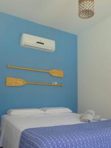 巴拉格兰德Pousada Angels的一间卧室设有蓝色的墙壁和床