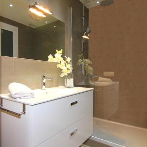 巴塞罗那Classbedroom Fira Business Apartment的浴室设有白色水槽和镜子