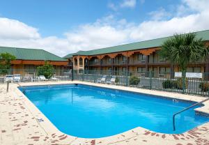 德尔里奥Econo Lodge Del Rio的酒店前方的大型游泳池