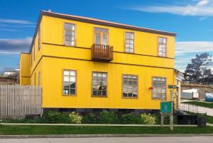 波韦尼尔Yendegaia House的街道上带阳台的黄色房屋