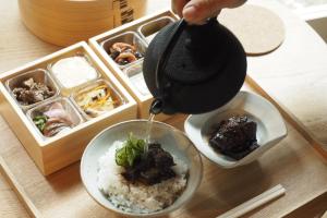 大津Hotel Koo Otsuhyakucho的把大米倒进一碗食物