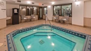 艾尔德里艾尔德里贝斯特韦斯特酒店的游泳池位于酒店客房内,配有桌椅