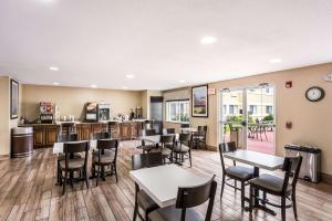 锡达拉皮兹MainStay Suites Cedar Rapids North - Marion的一间带桌椅的餐厅和一间酒吧