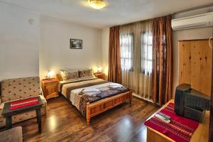 桑丹斯基克瑞米德切瓦库施塔旅馆的一间卧室配有一张床、一把椅子和电视