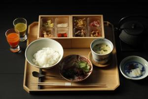 大津Hotel Koo Otsuhyakucho的盘子上放着一碗食物和饮料