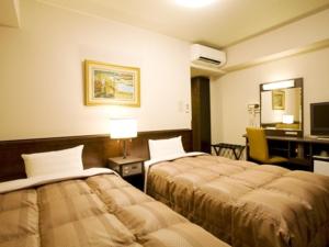 能代市诺施洛路特酒店的酒店客房配有两张床和一张书桌