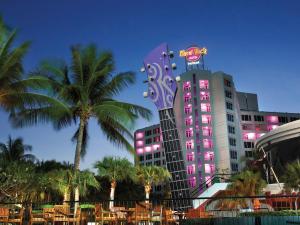芭堤雅市中心Hard Rock Hotel Pattaya的一边有标志的酒店