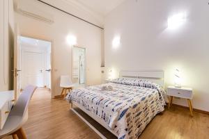 圣玛格丽塔-利古雷La Corallina的白色卧室配有床和桌椅