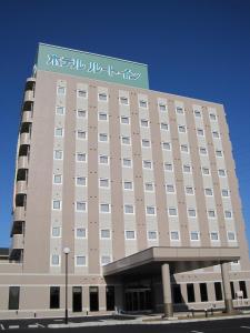 关町鲁特酒店-塞科旅馆的一座大建筑,上面有标志