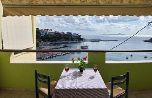 帕蒂迪里奥哈拉维吉酒店的一张桌子,从窗口可欣赏到海景